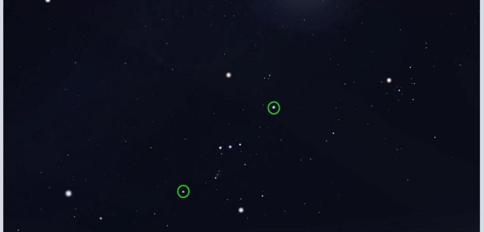 Twee groene cirkels markeren de gordel van Orion aan de sterrenhemel